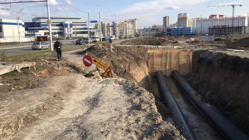 В Брянске возле Дворца единоборств возобновили строительство коллектора