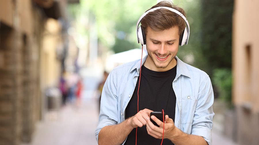 Россияне стали меньше слушать музыку в Spotify, Dezeer и YouTube Music