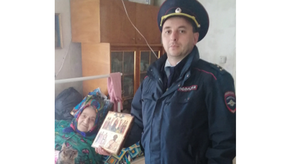В Брянской области полиция перед Пасхой вернула пенсионерке украденные у нее иконы