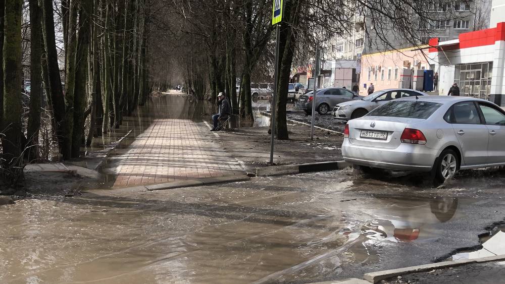 В Брянске тротуар липовой аллеи превратился в полосу водных препятствий