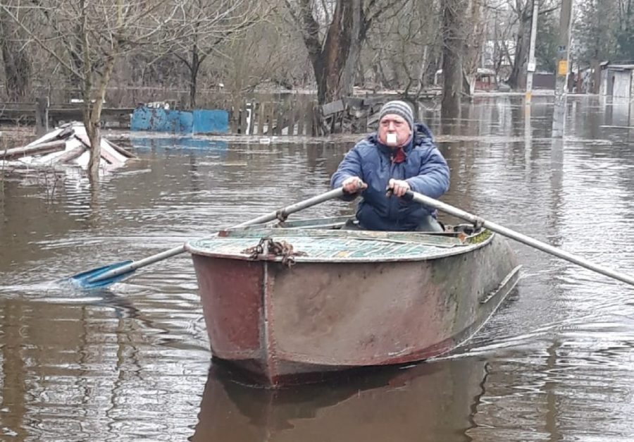 Жители Брянска стали передвигаться по улицам на лодках из-за подтоплений