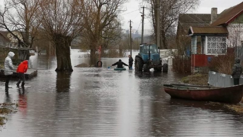 В Брянске жители стали передвигаться по улицам на лодках из-за подтоплений
