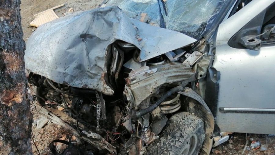 Под Брянском автомобиль ВАЗ протаранил дерево, ограждение и иномарку