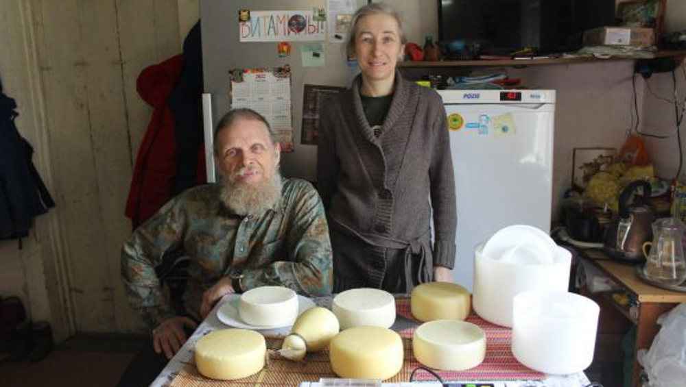 Благодаря соцконтракту семья в Карачевском района наладила производство сыра в личном хозяйстве