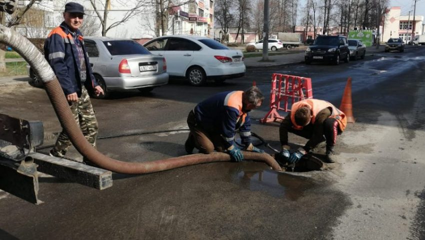 В Брянске занялись расчисткой ливневой канализации возле Бежицкого рынка