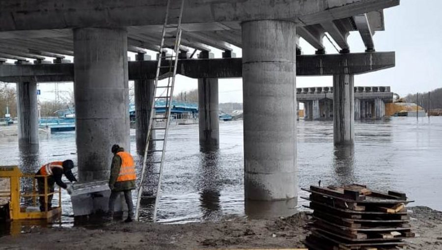 В Брянске паводок не остановил стройку моста через Десну на набережной