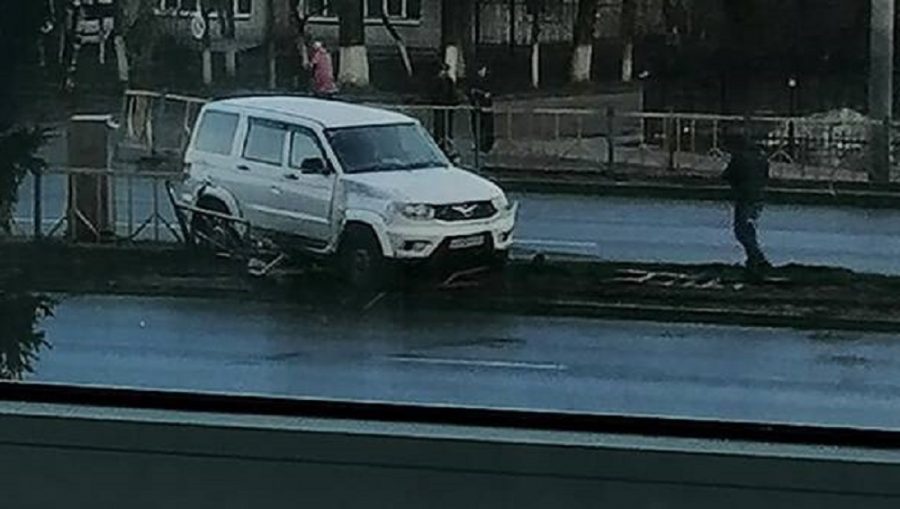 В Брянске автомобиль протаранил ограждение возле областной больницы