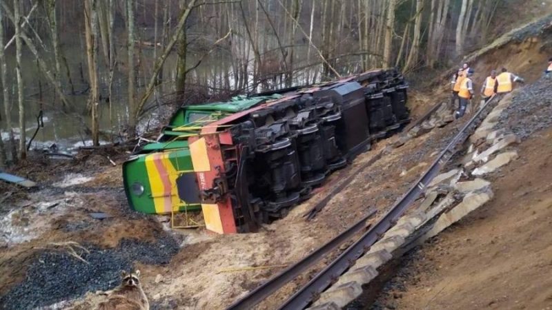 Противоразмывный поезд и более 60 железнодорожников задействованы в ликвидации последствий размыва насыпи в Брянской области
