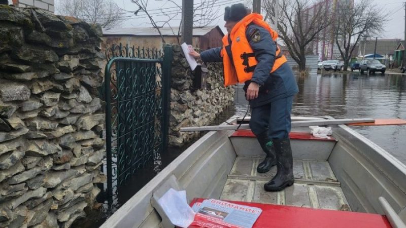 Жительницу Брянска спасли из затопленного дома на улице Калинина