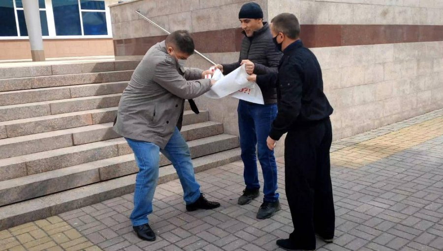 Инцидент с участием сотрудников БГУ и пикетчика случился в Брянске возле здания вуза