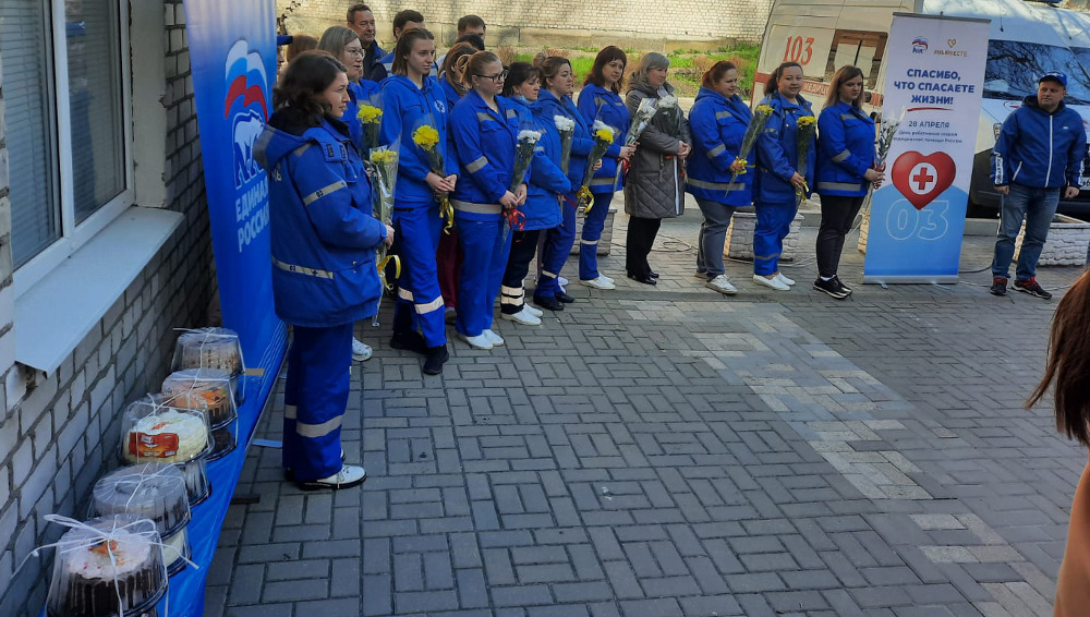 Работникам скорой помощи в Брянске подарили метровый пирог