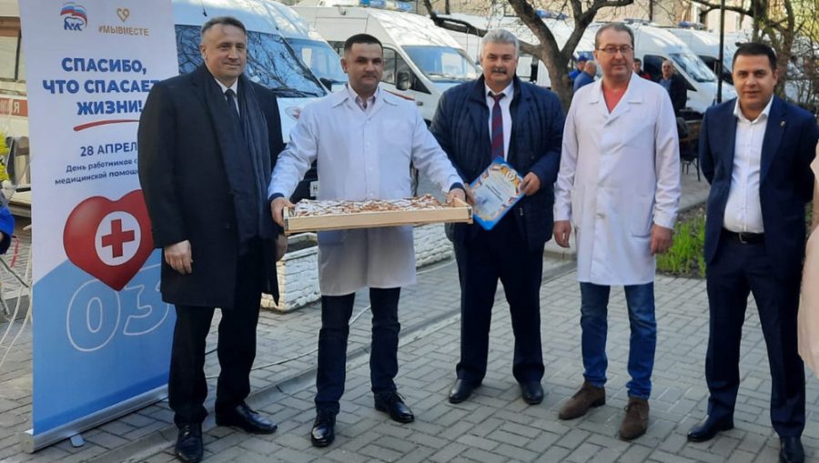 В Брянске для сотрудником скорой помощи испекли пирог метровой величины