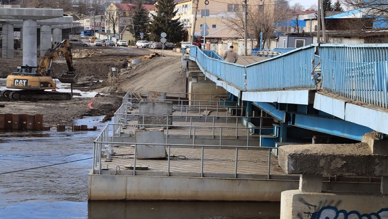 В Брянске из-за паводка закрыли движение по понтонному мосту у набережной