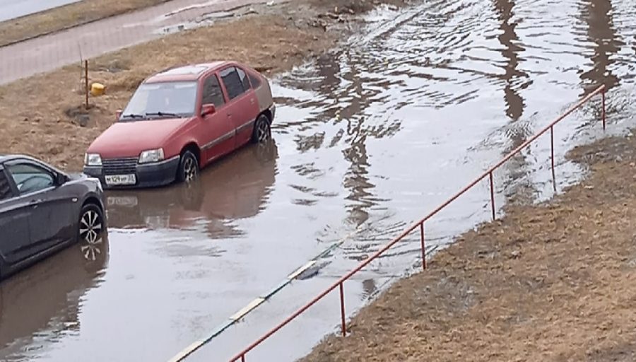 В Брянске из-за сильного ливня под воду ушла дорога возле Бежицкого рынка