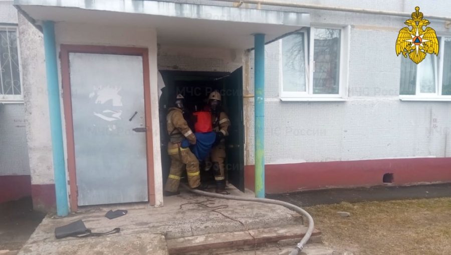 В Клинцах Брянской области при пожаре в пятиэтажке спасли шестерых человек