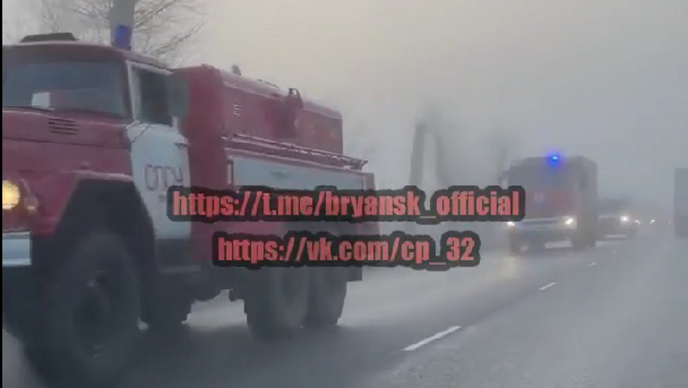 Тушить пожар на нефтебазе в Брянск приехали спасатели из соседних областей