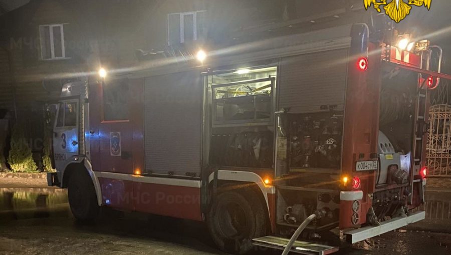 В Фокинском районе Брянска ночью сгорел отель на Волочаевской
