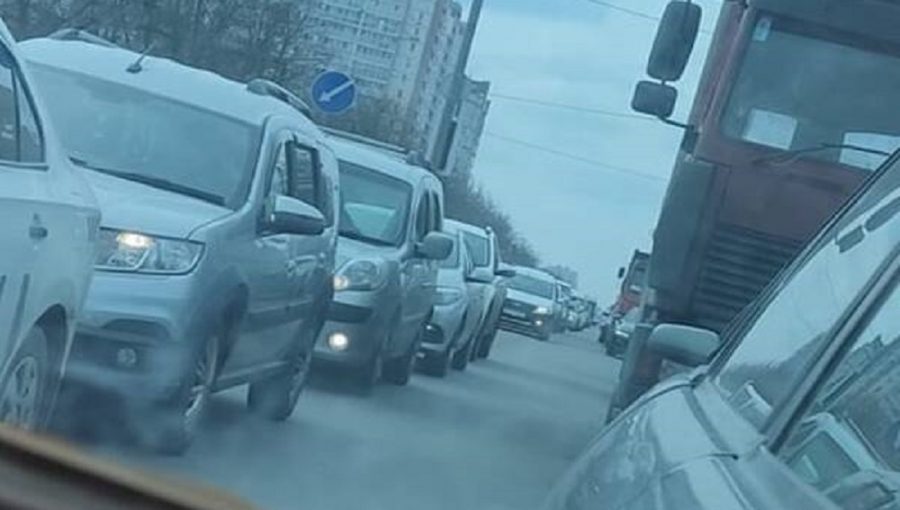 В Брянске образовалась огромная пробка в Фокинском районе на улице Тухачевского