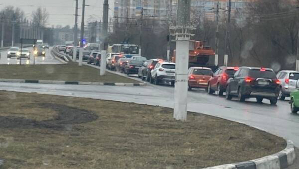 На въезде в Бежицкий район Брянска из-за ДТП образовалась пробка