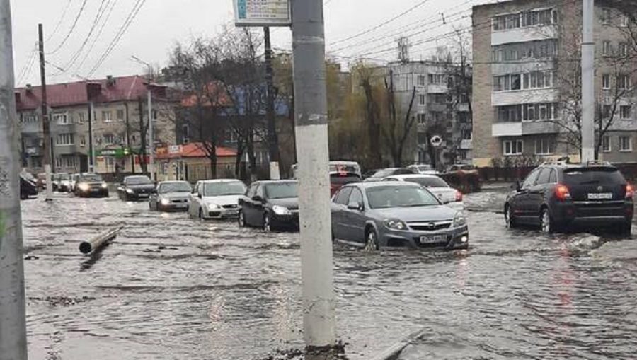 В Брянске образовалась пробка на затопленной из-за дождей улице Пушкина