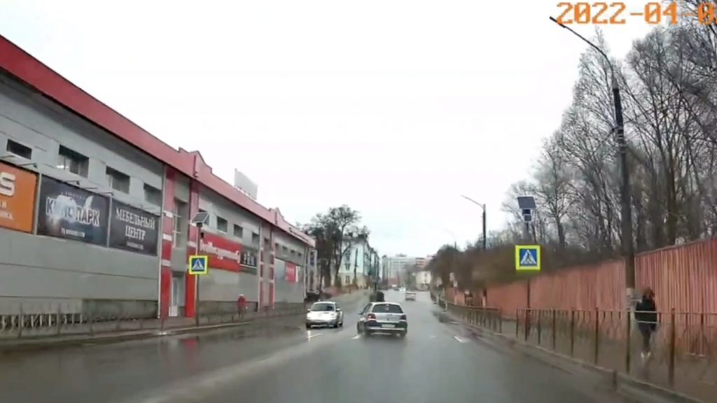 В Клинцах Брянской области автомобиль сбил мужчину на переходе