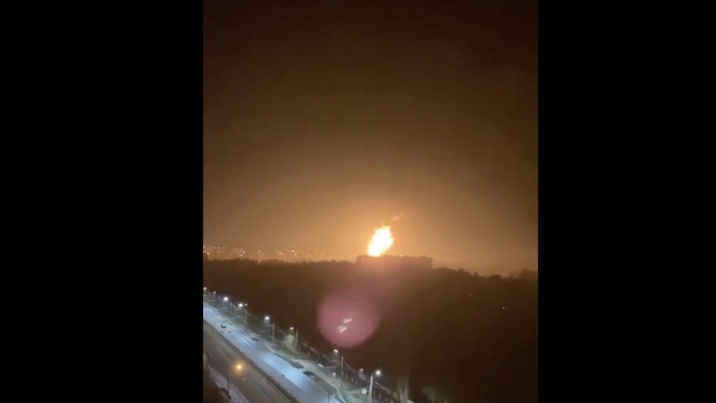 В Фокинском районе Брянске загорелась нефтебаза