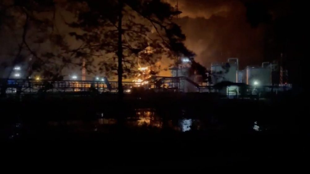 В соцсетях опубликовали фото и видео крупного пожара на нефтебазе в Брянске