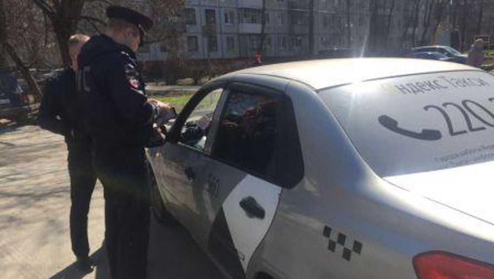 В Брянске сотрудники ГИБДД в ходе проверки такси оштрафовали 4 «извозчиков»