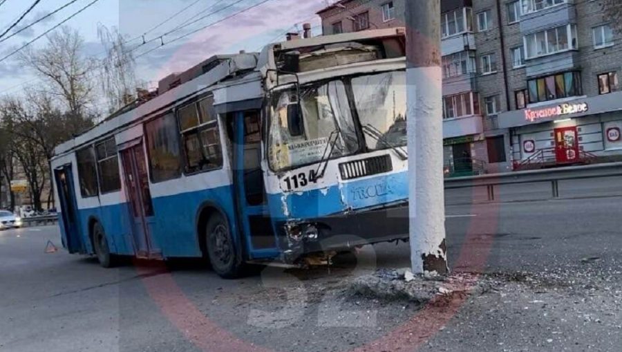 В Брянске на Красноармейской улице троллейбус №6 врезался в столб