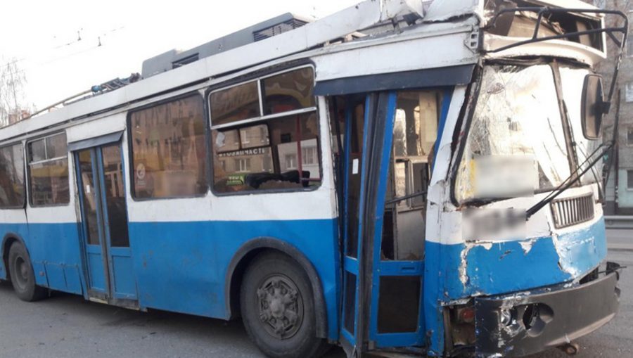 В Брянске три человека пострадали в троллейбусе №6, врезавшемся в столб