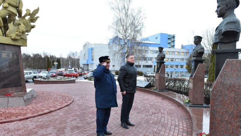 Замкомандующего ВДВ Шевченко посетил в Брянске памятник воинам-десантникам