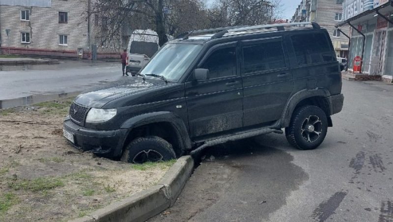 В Брянске на улице Профсоюзов внедорожник провалился на размокшем газоне