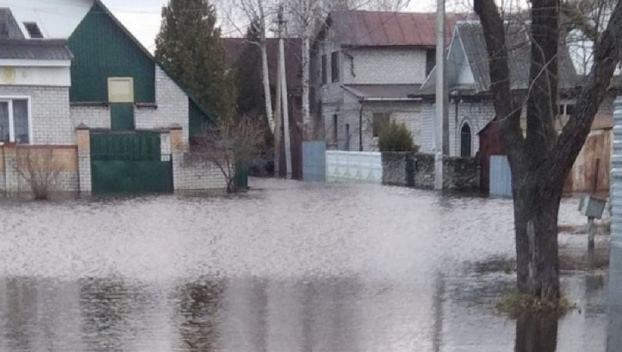 В Брянске в Фокинском районе из-за паводка затопило улицу Западную