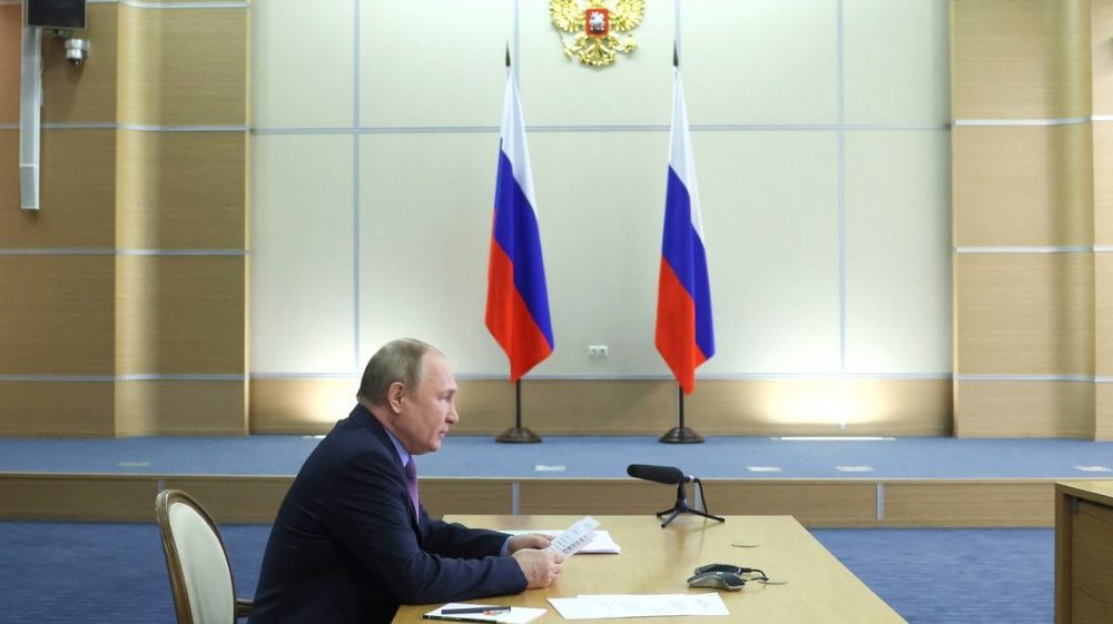 Путин поручил повысить пенсии, МРОТ и прожиточный минимум