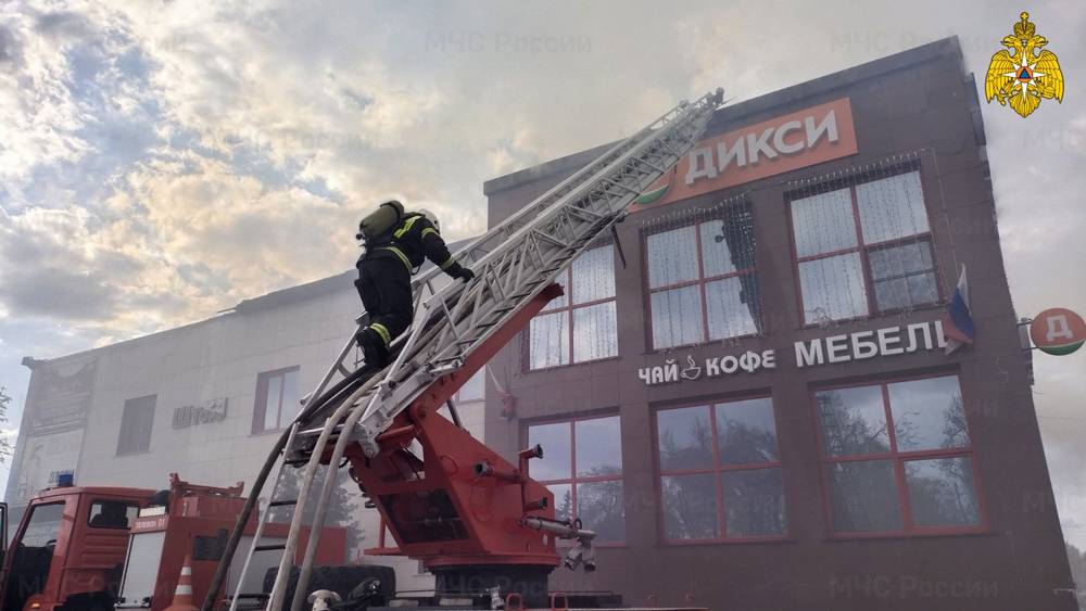 Сильный пожар в ТЦ «Экватор» в брянской Жуковке потушили за 6 часов