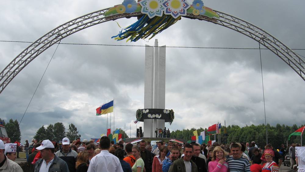 Украинцы начали подготовку к сносу памятника «Три сестры» на границе Брянской области