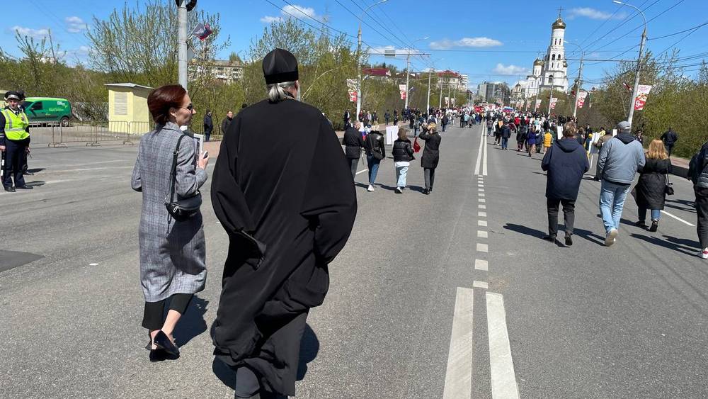 Тысячи жителей Брянска начали шествие «Бессмертного полка»