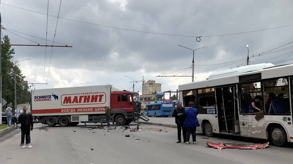 В Брянске 54-летняя женщина ранена в ДТП с автобусом и большегрузом Магнит