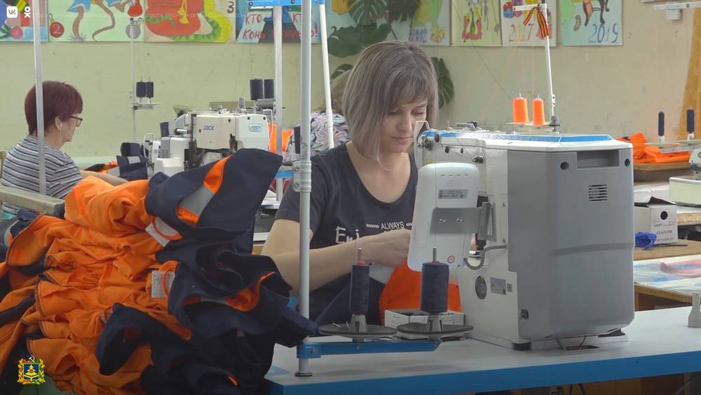 Дубровская швейная фабрика расширила выпуск одежды для дорожников и газовиков