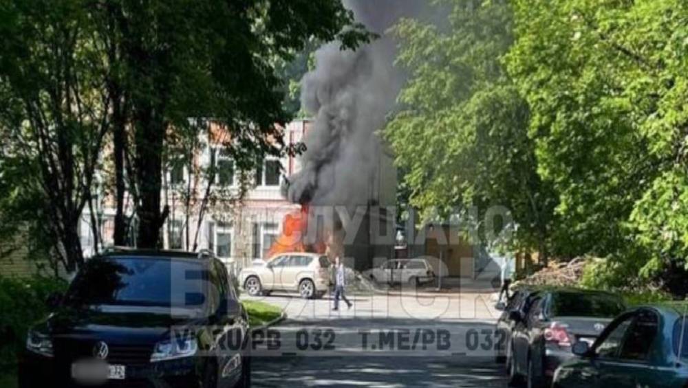 В Брянске возле одного из зданий БГУ сгорел автомобиль