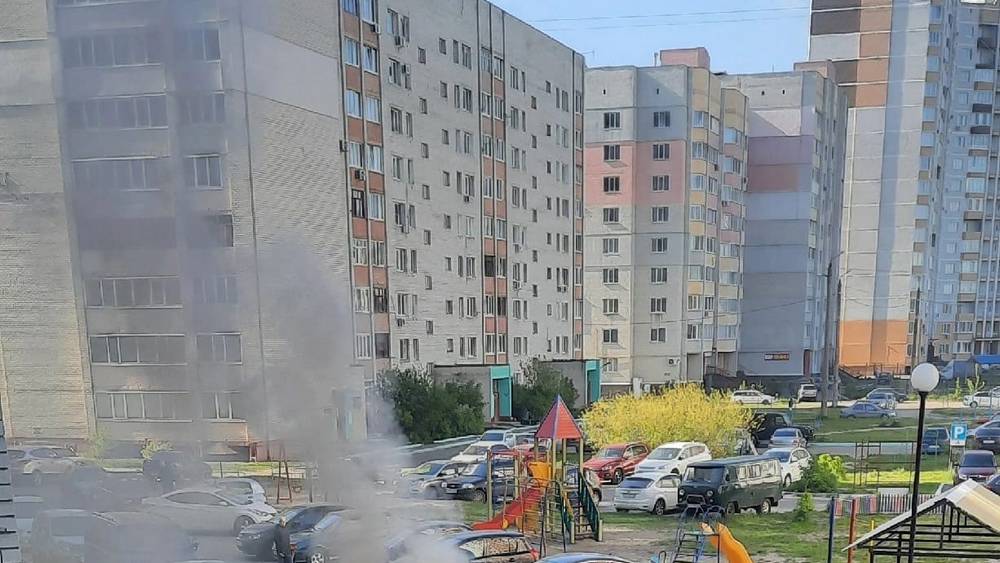 В Брянске во дворе многоэтажного дома загорелся легковой автомобиль