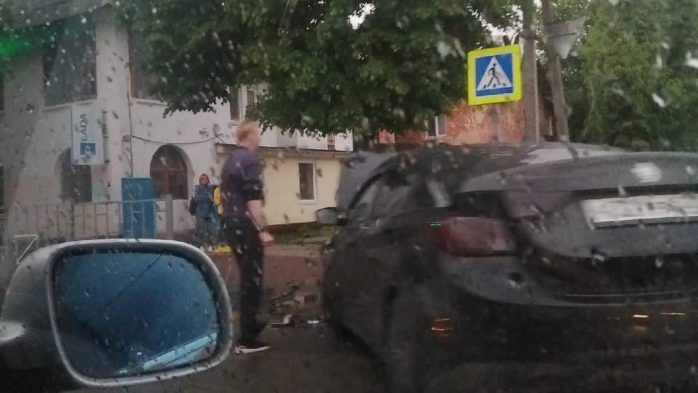В Брянске на улице Ульянова возле БМЗ столкнулись несколько автомобилей
