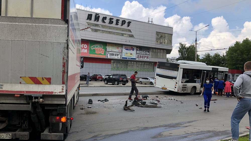 Водитель фуры «Магнита» объяснил причину столкновения с автобусом в Брянске
