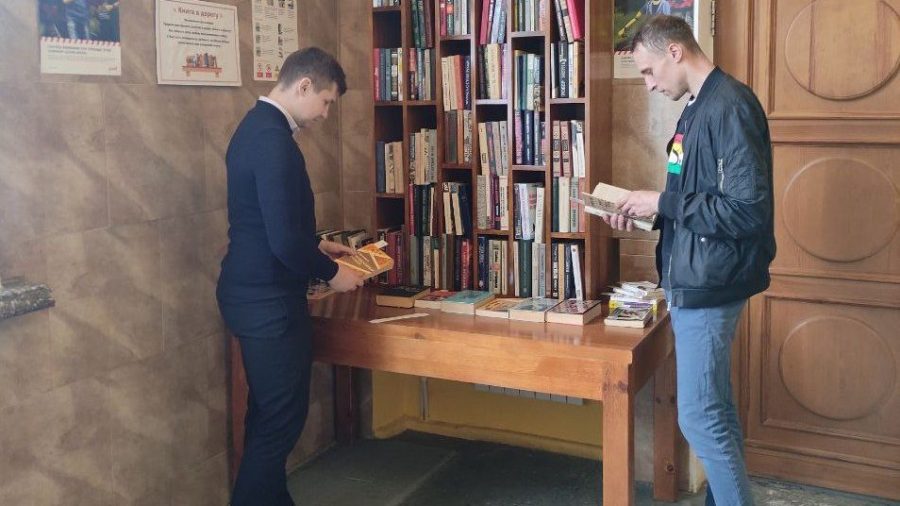 Железнодорожники провели акцию «Книга в дорогу» на вокзале  Орджоникидзеград Брянска