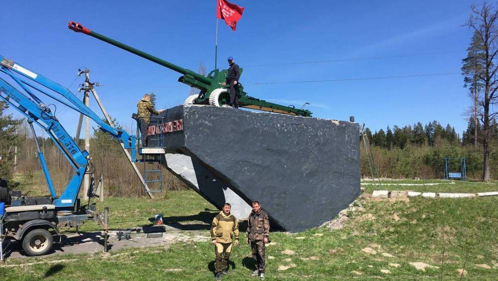 Ветераны МВД Дятьковского района поблагодарили депутата думы за оказанную помощь в ремонте памятника