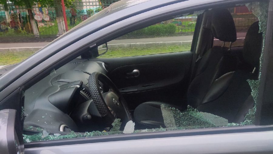 В Брянске разбили боковое стекло в припаркованном автомобиле