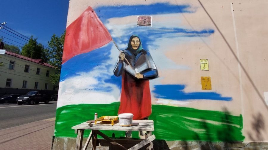 В Брянске на здании по улице Калинина появилось изображение бабушки с флагом