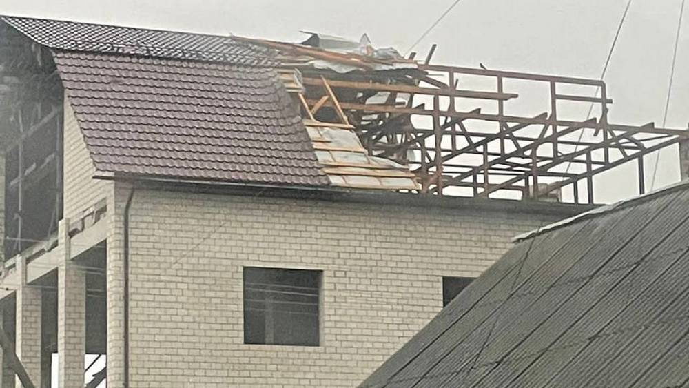 В Брянской области ураганный ветер сорвал с домов множество крыш