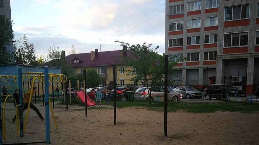 Жители Брянска выступили против возведения забора во дворе многоэтажки