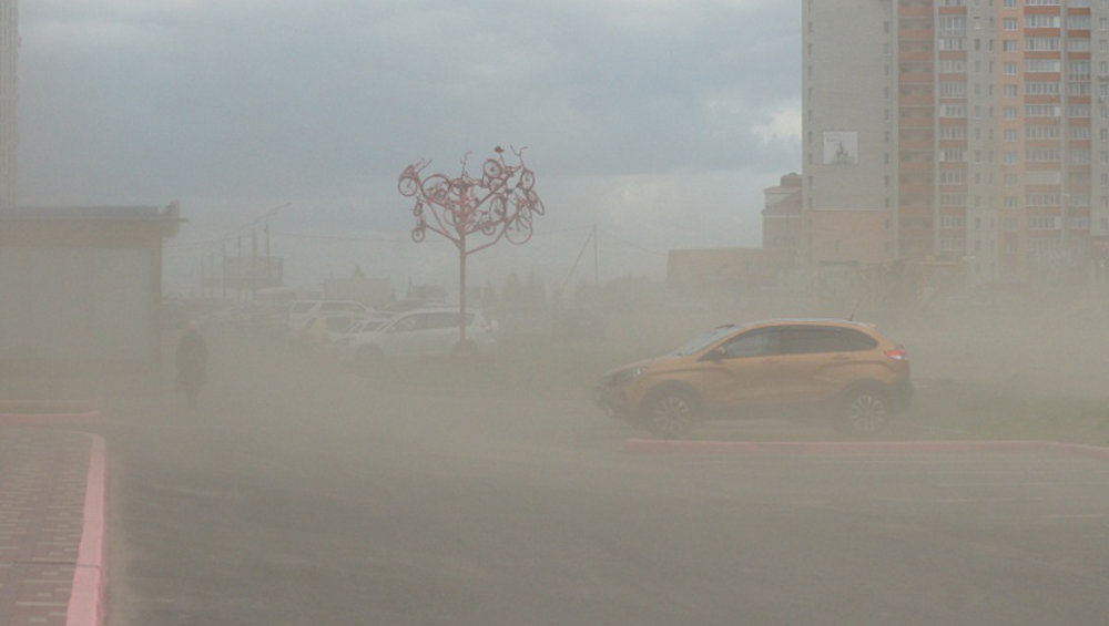 В Брянске на улице Войстроченко сфотографировали песчаную бурю